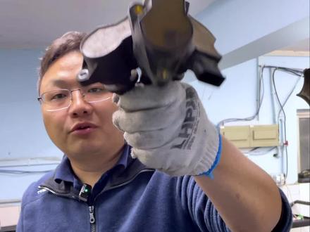点火线圈 俗称 高压包 你知道多少公里更换吗 德系车建议 13万到15万公里更换一次,这样动力强劲 省油#省油 #安全出行 #过年 #省油技巧 #奔驰 #宝马 #奥迪 #发动机故障灯亮 #德系车 #高压包 #广州 #同城热点