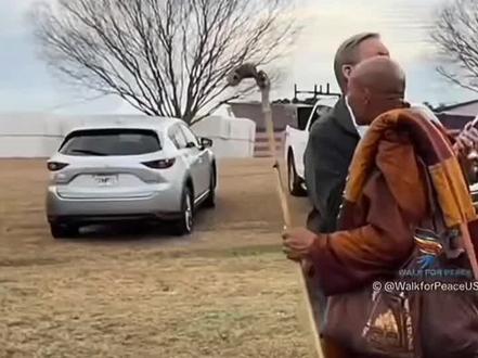 令人惊叹!今天,数千美国人聚集在一起欢迎从德克萨斯州步行数百英里的僧侣,
分享和平、和谐的信息。当僧侣离开寺院为和平行走时,这不是象征性的,而是一种警示。他们不寻求关注,不追求权力,只在世界失衡时才会启程。佛教僧侣在美国为和平行走的事实,应让我们所有人驻足深思。 #赤脚19人苦行僧和一条大黄