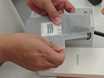 小米15换机 去年首发买了两台15,前段时间网上刷到后盖鼓包,开始没在意,回家一看自己的,天塌了,老公的一台突出的能塞的进去纸了(一直戴着手机壳,没注意),我的一台由于是绿色,没有黑色的那么明显。然后我们就去了这边的售后,先去处理我老公的那台,售后的当时检测之后,是给我们换机,等了两天新机到了之后我们去拿,在店里拆的结果一看比之前的老手机鼓的更明显(当时工程师自己也检查了,那个确实是有问题),后来跟我们说重新再换一台,今天我们又去拿,这次录了视频,结果又是一样的。
说实话服务态度没问题,但是产品真的让我有点失望。就是单纯的消费者,也不想去带节奏,但是换来的两台新机都是这样子,真的就无语。#小米15 #小米15换机 #小米15后盖鼓包