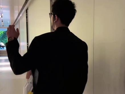 谷腾|创始人;总设计师
三谷设计
nooof对错研究室
众象控股
他的工作室坐落于广州CBD IGC
“NOOOF对错研究室”。与其他传统的工作室设计不同,这里更像一个巨大的实验室,体验及多种交流的容器;将空间即确定又不确定的特性展露的非常强烈。