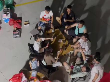 台山浪琴湾旅游攻略:民宿推荐
台山浪琴湾,位于中国广东省江门市台山市北陡镇南部海湾,以其优美的自然风光和独特的地质景观而闻名。这里不仅适合休闲度假,还是摄影爱好者的天堂。在规划台山浪琴湾之旅时,选择一家合适的民宿至关重要。以下是一家堪比酒店的民宿推荐,满足您近山观海、房间干净整洁、酒店新建、超大停车空间、K歌烧烤以及免费赶海等需求。
民宿推荐:《近山观海》!!!
这家民宿位于浪琴湾附近,地理位置优越,依山傍海,让您在享受宁静的同时,也能近距离感受大海的壮阔。民宿刚建不久,设施崭新,房间设计现代且注重细节,确保每位入住的客人都能感受到家一般的温馨与舒适。房间内干净整洁,配备齐全,让您在旅途中也能拥有高质量的休息环境。
特色亮点:
1. 超大停车空间:对于自驾游的游客来说,这家民宿提供了超大的停车空间,让您的爱车也能得到妥善安置。
2. K歌烧烤:民宿内设有专门的娱乐区域,您可以和来自五湖四海的朋友一起K歌、烧烤,享受愉快的夜晚时光。
3. 免费赶海体验:民宿老板热情好客,亲自带领客人前往海边赶海,并免费提供赶海工具,让您亲身体验赶海的乐趣,收获满满的海鲜。
周边景点:
- 浪琴湾海滩:沙滩平缓舒展,沙粒纯净,海水清澈见底,是游泳和日光浴的好去处。
- 石林景观:附近有一片石林,石头形状奇特,是拍照的好地方。
- 观赏日出日落:浪琴湾是观赏日出和日落的绝佳地点,不要错过这难得的美景。
旅行建议:
- 最佳旅行时间:台山浪琴湾四季皆宜,但春季和秋季天气宜人,风景最为迷人。
- 防晒措施:海边紫外线较强,出行时请做好防晒准备。
- 保护环境:在游览过程中,请不要乱扔垃圾,保护海滩和自然环境。
通过这篇攻略,相信您已经对台山浪琴湾的这家民宿有了初步的了解。在这里,您可以享受到堪比酒店的住宿体验,同时还能体验到丰富的海边活动和赶海的乐趣。快来规划您的台山浪琴湾之旅吧!