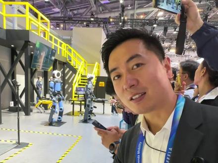 CES现代展厅展出的Atlas机器人 CES 2026韩国现代展厅的atlas,截至2026年初,波士顿动力累计研发投入约20-25亿美元(含DARPA军方资助、谷歌/软银/现代注资);单台Atlas原型成本早期千万美元级、电动版降至百万美元级;#机器人 #CES#人工智能 #AI#现代