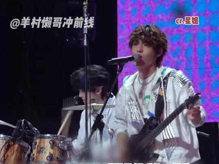 #TOP登陆少年爱丫爱丫舞台 歌都唱了,让这个踢欧屁把摩托车视频也拍了呗。#TOP登陆少年 #荣耀之战 #娱乐评论大赏