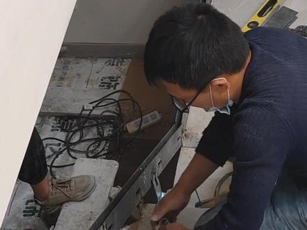 玻璃扶手槽钢预埋#楼梯踏步 #安装现场 #施工现场实拍