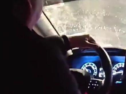 “下雪天不涨价吗?”“不好意思涨价!” 女子带孩子凌晨从医院回家打车难,阜阳的哥及时送回仅收费8元!(来源:苗苗讲故事)#皖美2026 #总有温暖在身边