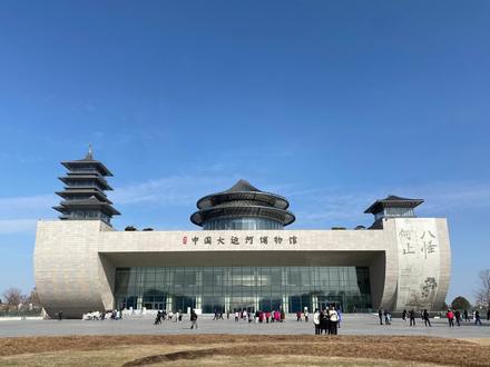 中国大运河博物馆最全游玩攻略&集章攻略
⌚️开放时间:周一闭馆,开馆时间9点—5点
🎫预约方式:1⃣️wx公众号“中国大运河博物馆”—逛展览—参观预约。提前一天约。2⃣️预约13号场馆—约活动—运河迷踪
🚗交通:扬州没有地铁,公交也不太方便,离市区有些远,可打车或者骑电动。下载“大哈出行app”,2块钱一小时
🎊必打卡点:场馆1,2,3
🎏集章点:一楼进门右侧文创店,三楼东侧文创店。
一楼8枚印章,三楼5枚印章,均是永乐宫特展章。
游玩详细⬇️
📷博物馆正门和“何止八怪”字样,建议正门往前多走一些拍,可以拍全一点。往正门走左侧是大运塔,大厅也是景点机位,天气好的时候,对称美感很强烈。
进门安检前可以先存包,服务台登记信息免费存包,小姐姐会提醒下午闭馆前要记得拿包,很友好。安检后可以先去文创店,如果买“护照”可以免费加盖馆章,就是“大运河博物馆”字样,我没有买,因为平时喜欢把章集在自己本子上,加上博物馆的章比较少,集不满一本,觉得没必要啦。
接着参观,
负一楼:
1⃣️3⃣️号馆是密室逃脱,建议提前几天预约。玩一下大概要3,40分钟。负一楼还有餐厅,但是时间原因没有去。
一楼:
1⃣️号馆大运河,可以裸眼看5分钟视频,很有意思,排了三轮才挤到最前排。馆内有不少复刻品,但也不影响观赏。荔枝纹金碗,银制挑夫,苏州金砖都非常吸引人。
2⃣️运河上的舟楫,可以做沙船,排队进入,两场视频动画,感受沙船魅力。看完之后往上走,会有缺口从上往下拍照很好看。
3⃣️因运而生,类似于南京博物院的民国街。适合穿汉服或者旗袍拍照,穿越古代。
二楼:
4⃣️运河城市,二楼还有一个书店,可以借移动电源。
三楼:
5⃣️:运河与艺术,目前是“何止十八怪”展览,一些画展。
6⃣️:湿地乐趣,小朋友会喜欢,有一些“小动物”。
7⃣️:非物质文化遗产。
8⃣️:河之恋,比较好看,适合休息,地方很小。
9⃣️:紫禁城和大运河,红墙打卡拍照,喜欢钿钗礼官。
🔟:隋炀帝和大运河。
1⃣️1⃣️和1⃣️2⃣️号馆永乐宫特展于5号结束,没看到有些可惜。
屋顶花园的风景也很好,可以看到远处的运河三湾景区。
希望在我热爱的世界里,频繁记录着💕
|扬州旅行|扬州拍照|扬州景点|扬州盖章
|国内旅游|休闲娱乐|摄影构图|审美积累
#博物馆 #扬州大运河博物馆 #扬州旅游 #展览 #旅行推荐官