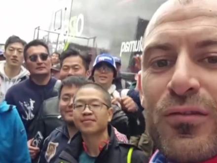 当年那个眼巴巴看人喝香槟的少年,终于也活成了旁人仰望的模样#张雪机车 #德比斯 #WSBK #比赛