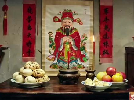 #地方习俗 #传统习俗 2026年送灶神的最佳时间和日期如下:
一、送灶日期
北方地区:腊月二十三(公历2026年2月10日)
南方地区:腊月二十四(公历2026年2月11日)
二、送灶吉时
通用建议:傍晚(17:00之后)是普遍推荐的时间,此时灶神准备上天复命,仪式感更强。
其他吉时:也可选择午时(11:00-13:00)或未时(13:00-15:00),寓意“送神除尘”,适合在小年当天进行。
三、简单流程参考
1. 准备供品:在厨房灶台或洁净桌面摆放供品,通常包括:
糖果:如糖瓜、麦芽糖,用以“粘住”灶神的嘴,让他“上天言好事”。
水果:如苹果、柚子等,寓意平安吉祥。
主食:北方吃饺子,南方吃汤圆。
清茶一杯。
2. 焚香祈愿:点燃红烛和三支清香,手持清香诚心祈祷,可默念“上天言好事,下界保平安”等吉祥话。
3. 礼成:待香烛燃尽,仪式即完成。供品可与家人分食,茶水可浇于家中绿植。
温馨提示:送灶后,灶神一般在除夕或正月初四返回,届时可再行“接灶”仪式。