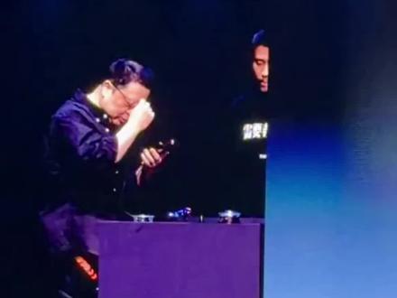 罗永浩被豆包锤破防了! 罗永浩在十字路口科技春晚上最搞笑的一幕,和豆包激辩四分钟锤子手机好不好,最后老罗被AI锤破防了,全场大笑!
#罗永浩被豆包锤破防了 #罗永浩科技春晚 #上抖音精选直击罗永浩科技春晚 #跨年科技局 #抖音知识年终大赏