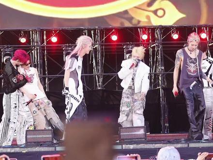 这一条里的要素单拿出来能剪一星期。#坤音男团在音乐节开年会了 @ONER #high5 #泸州银河左岸音乐节 #男团 #音乐节现场