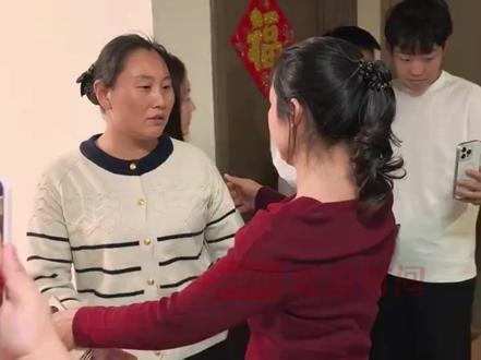 3月21日,“梅姨” 落网之际,北京时间记者专访12・4 泰安市入室抢婴案受害者家属。临近二审终审,家人心情忐忑,期盼嫌疑人从重惩处,无论结果如何,都会积极面对。#梅姨落网 #泰安入室抢婴案 #天下无拐 (记者 赵博宇)