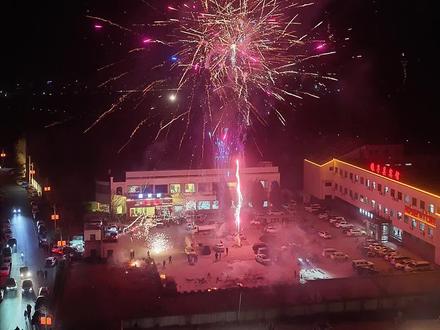 这个年就在阳泉娘子关绚丽的烟花中落幕了,错过的还可以等正月十三到正月十六,再次来这里感受山西人们的热情。#过年烟花 #寻找年味 #请你看烟花