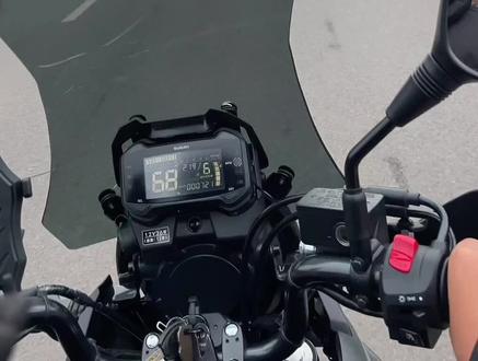 摩托车机油怎么选才不踩坑?核心就看两个关键点:粘度标号和机油等级!先翻你的摩托车说明书,上面写的10W-40、5W-30这种标号就是你要的,别瞎选更稠或者更稀的。小排量代步车日常通勤,用矿物油完全够用,性价比还高;但要是中大排量、经常跑长途或者喜欢拉高转飙车,那必须得上全合成机油,它的抗高温、抗磨损能力更强,能更好保护发动机。记住,不是粘度越高越好,适合自己车型的才是王道!
#dl250#铃木dl250#机油#adv#拉力车