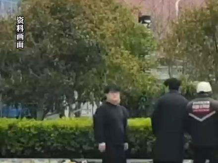 张雪峰公司楼下摆满悼念鲜花,曾被他资助的学生送上手写信:“没想到这声‘谢谢’只能这样说给您听。”#张雪峰