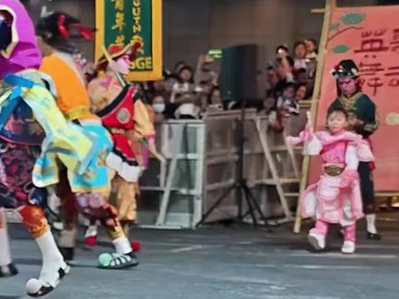 风范!7岁小女孩庄恩琪英歌舞光脚跳全程!这才是真正的大将风范!一双鞋子会掉落,可刻在骨子里的专业、传承非遗的底气,从来都不会掉半分!这才是中国少年该有的模样,也是中华传统文化最动人的传承!#全球创作者计划 #零基础看懂全球 #英歌舞 #英歌小女孩庄恩琪 #宗门圣女