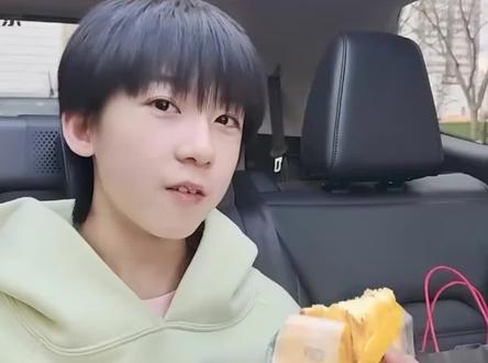 别人插兜耍帅 杨博文插兜保护保温杯#杨博文 #tf家族 #早期