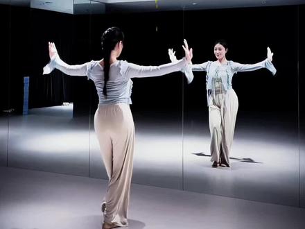 过年被洗脑的《咏春》舞蹈背面版来咯~快来一起跳💃#舞蹈 #背面演示 #日常练舞记录 #古典舞 #成人舞蹈教学 原创:@阿莎莎.