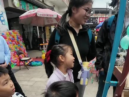 非遗吹糖人有多治愈?小朋友的蓝色葫芦直接封神,结尾有你想不到的可爱!
#被吹糖人的治愈瞬间暖到了 #传统文化 #手艺人在抖音 #小朋友的快乐就是如此简单 #民间绝活