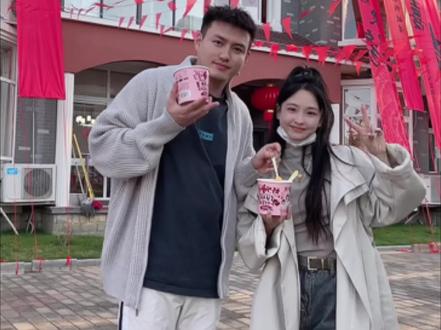 婚礼💒前一天 还是忙忙碌碌的一天!俊哥家的婚房布置我真的超喜欢💕可惜太忙了,都没有记录下来🥹院子里还是婚礼结束当天晚上补拍的!谢谢婆家给我的仪式感,并没有因为二婚就将就❤️ #我们结婚啦 #婚后生活#随手发一个小日常