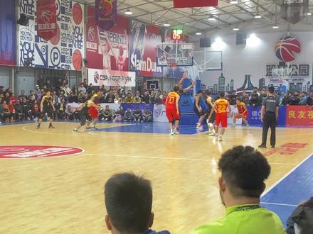 2023群邦杯决赛 淡村菜市🆚区人民医院 黑队8号劳宗烨挥拳👊打人遭驱逐出场 #劳宗烨 #比赛现场 #违体犯规