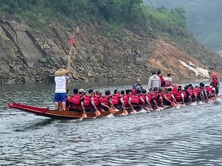 沅陵传统龙舟的选手:每船选手48人,除前头桡、后艄公、头旗、二旗、锣手、鼓手各一人外。其余42名桡手分为21对,按所处的位置,分别叫做 “引水” “前羊角” “鼓仓” “后羊角” “夹艄”(视频拍摄:金玲)#沅陵 #传统龙舟 #国家级非物质文化遗产 #铃儿响叮当金玲 #热门