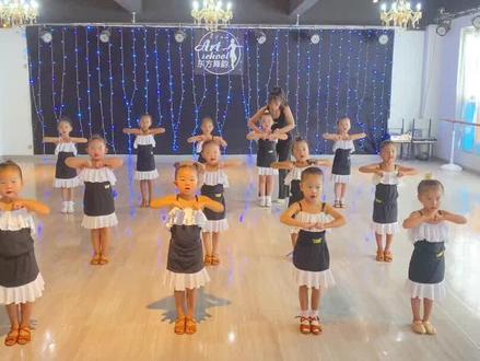 适合幼儿初级启蒙班的拉丁表演舞,0⃣️基础汇演,边唱边跳超棒的,老师自编#鄢陵东方舞韵拉丁舞 #暑假汇演 #拉丁团体舞 #一群小可爱 #拉丁表演舞 @抖音小助手 @DOU+小助手 @热门