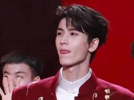 为何张凌赫不换经纪人“徐以若”?回看跨年40秒封神时刻,才懂啥叫“强强联合”#张凌赫 #明星资讯 #明星八卦 # #影娱热点团 #内容启发搜索