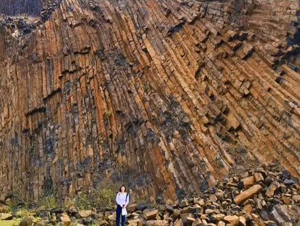 “鳞次栉比”这个词经常用来形容那些有规律、有一定规模的东西,如城市整洁的街道、高楼大厦等。但是,如果用它来描述地质中的柱状节理现象,它会显得太单薄。柱状节理是一种神奇的自然景观,难以用语言来描述。
在地质学上,节理是指岩石在自然条件下形成的裂缝或裂缝,两侧的岩石没有明显的位移。所谓柱状节理,是指岩石呈柱状或拼接状,柱体横截面呈四边形、五边形、六边形甚至七边形,这些柱体紧密排列在一起的地质现象。
柱状节理分布于世界七大洲。人类探测器也在火星和金星等行星上发现了柱状节理。一般来说,它们都是火山作用的产物#自然奇观 #火山 #地质 #科普 #乌兰哈达火山地质公园 @DOU+小助手 @抖音小助手