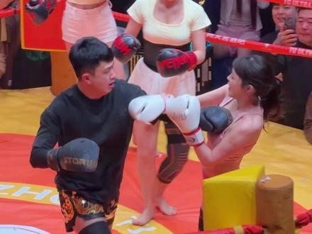 1v3太敢打 #天宫拳击赛 #美女拳击 #瑜伽