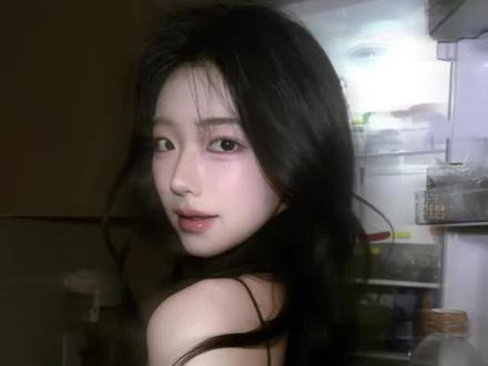 老婆你看!在家拍照就是0元出片啊!!! 手把手教p图总能学会了吧!干的跟压缩饼干一样的p图技巧一次性学完!!!#御姐拍照姿势 #冰箱拍照 #自拍教程 #居家拍照氛围感