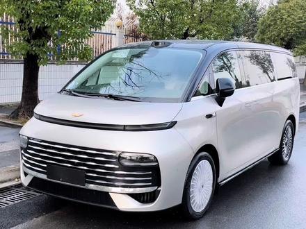 V900这才是理想中的MPV 吉利银河V900体验下来真的无敌了,空间碾压式的存在,双电机260KM纯电续航+1.5T增程动力,底盘质感也是目前开过所有MPV里第一梯队拔尖的。#吉利银河V900 #MPV #保姆车 #mpv商务车 #商务车