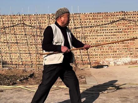 随师父探访祁县武术之乡温曲村,师父早期在温曲学习戴氏心意拳,后兼习拳击和摔跤,是马二牛师爷得意弟子,人品好,功夫高,在祁县口碑甚佳。(注:温曲村为中国心意拳发源地源头之一,集中了两派心(形)意拳,据村里老人传言形意拳鼻祖李老能当年曾拜温曲郭维翰大师学习心意拳法(有争议亦有说拜小韩村戴二闾为师之说),郭维翰乃武林宗师戴隆邦妻侄,戴二闾表兄弟,实为戴氏心意拳早期之一支,另一支则是戴氏心意拳第四代传人戴魁弟子马二牛从口外回来所传心意拳,故此地集合了两派心意拳,实属罕见,此地自古民风彪悍,似乎不同于山西其他地方,清末民初匪患严重,常有劫掠烧杀,故男女老少皆练武,蔚然成风,英雄豪杰辈出,此为马二牛老师数位弟子演练合集,包含棍法拳法,时间有点长,请耐心观看)。#戴氏心意拳#温曲村