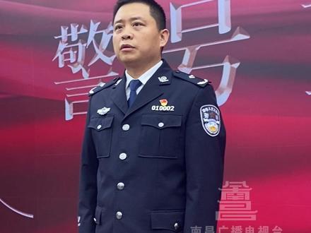 4月2日 江西南昌。“012550欢迎归队”南昌民警魏和友的警号重新启用,由他的女儿魏佳琪继承佩戴。#江西dou知道 #警号重启