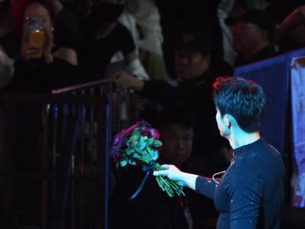 “4k高清 玫瑰窃贼直拍全程奉上”
「好运 2026」
#黄景瑜#黄景瑜玫瑰窃贼跨年舞台##黄景瑜 脱了##湖南卫视跨年演唱会#跨年夜是一场巨大的戒断