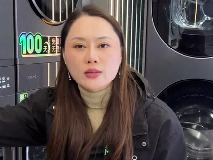 我发现网上真的很少人说实话了 洗衣机选10公斤还是12公斤,就是看你家人多不多,以及这个洗衣机的价格会不会相差很大,按需来选择就可以。有些博主非说小的洗不干净,相差才两公斤的机器怎么可能一个洗得干净一个洗不干净呢?除非是厂家品控不好。做销售还是要讲实话,不要为了流量去误导别人。