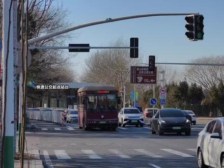 唐山公交将在1.27日招标购买4辆宇通U18氢能源铰接公交车 此款车型不仅仅是唐山的第一种BRT公交 也是唐山公交首次采用氢能源的车型之一 唐山公交再创佳绩
线路走向:由凤井枢纽站始发 由南湖大道一直向西 右转进入唐丰南路 一直之行到唐丰快速路 然后并与k3路一样下了快速路右转进入唐山北站 唐山公交也迎来了他的第一条BRT线路 可是仅仅购入了4辆车 不知间隔问题要怎么向其他地区的快速公交线路发展
#BRT公交 #快速公交 #唐山公交 #公共交通 #宇通客车