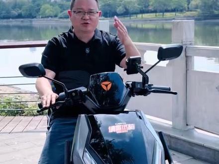 雅迪钛酷S600Ultra 雅迪钛酷S600Ultra
标配凌博控制器 峰值5000W
瞬间速度90+ 全包围大护杠
5英寸液晶仪表
导航、播放音乐、接听电话
一屏搞定 4000档满配无对手
#外卖神车 #本地新闻 #雅迪电动车