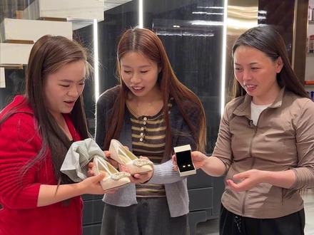 流量王送小敏的女神节礼物姐妹们感觉谁送的最好#李影夫妇#李影@李影❤️