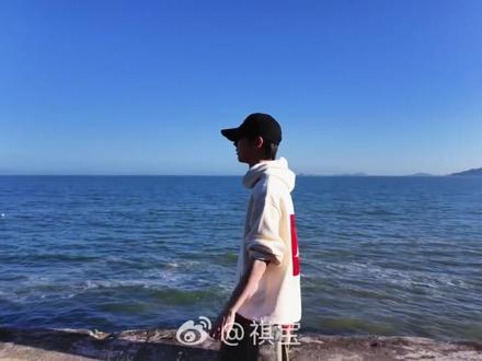 去海边散步才是正经事#马嘉祺微博#马嘉祺