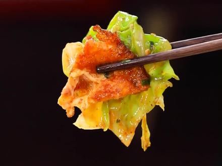 鸡蛋的神仙吃法,荷包蛋拌包菜,做法简单,关键在于调制灵魂料汁!@满贝勒生鲜授权企业店 @刘强大厨 #跟着抖音学做菜 #美食专业者联盟