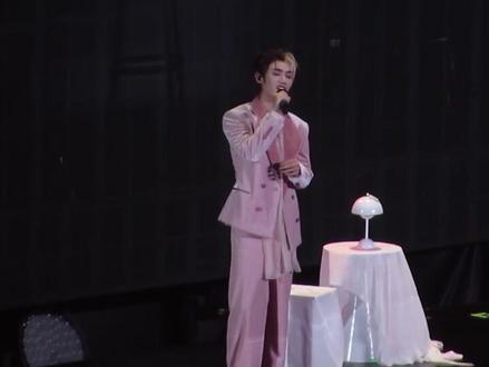 时代少年团加冠礼演唱会广州 现场不磕也要喊结婚...没有不尖叫和不喊结婚的义务#夏天开始的瞬间 #双人舞台 #浪漫舞台氛围感