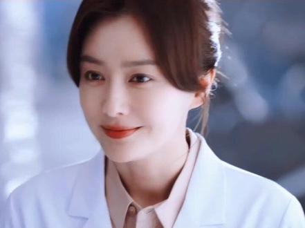 #秦岚 新剧中的发型简直御姐风十足,还在为上班扎什么头发的姐妹,快学起来! #发型 #编发 #电视剧 #关于唐医生的一切 @抖音小助手