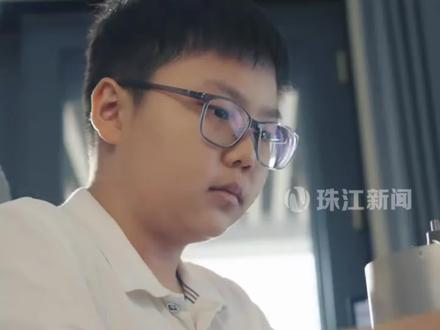 海南澄迈,14岁的车金刚从小喜欢航天,小学读完《三体》,自学做火箭的同时学微积分与空气动力学。去年12月,他历时半年手搓出一台涡轮喷气发动机模型,并将制作过程发布在网上,收获20多万点赞。首次试车失败后,网友们化身“工程师后援团”在线支招,如今,第二次试车即将开始,他说:“再失败也没关系,我总能一步一步接近成功。”
