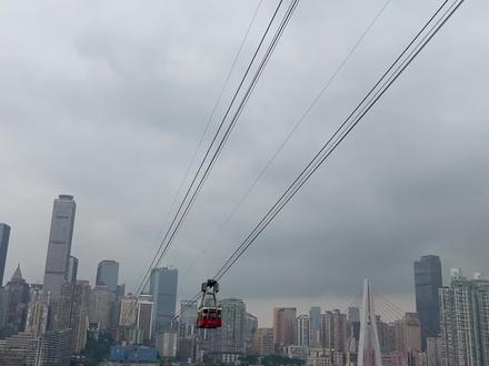 重庆长江索道避坑指南:不要买往返票,返程须重新取号排队!排队一小时游览2分钟!单程体验足够!游解放碑的游客建议从南站上索道,南站有观景台!北站下车即可游解放碑不浪费时间!!!#旅游 #重庆旅游攻略 #我的抖音生活日记 #五月你好