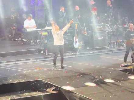 在网上看过很多次12年工体版本、14年鸟巢版本
,今天苏州站,人生中第一次现场听汪峰演绎《光明》中的登神长阶。#相信未来 #汪峰