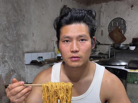 今天插秧,一年之计在于春,太应景了,有叔叔大伯帮忙家常菜丰盛