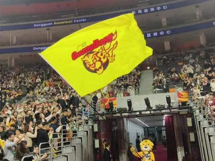 震撼的出场仪式,#广东宏远 新赛季正式启程,多名实力强援加盟球队,广东队目标总冠军!#CBA#胡明轩#徐杰