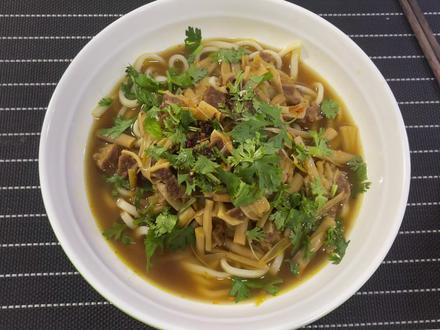 黄花牛肉面是台儿庄特有小吃,味道独特,底蕴深厚。快来尝尝吧! #黄花牛肉面 #台儿庄黄花牛肉面