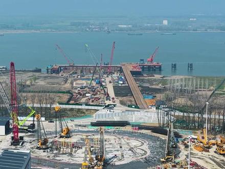 皖江第一跨! 芜湖泰山路长江大桥最新进展来了! 芜湖泰山路长江大桥主航道桥采用悬索桥设计,跨径达1410米,位列皖江桥梁之首,被誉为“皖江第一跨”。南主墩是主航道桥控制性工程,面对地质环境复杂、钻进效率低等挑战,施工团队科学配置资源、完善施工工艺,仅用39天就完成了南主墩全部30根钻孔桩的施工任务。南主墩桩基已全部完工,转入承台施工阶段,为后续工程推进筑牢坚实基础。
目前,项目建设者正抢抓春季施工黄金期,力争在汛期前完成南主墩承台基础施工,确保项目按节点稳步推进。#芜湖 #泰山路长江大桥 #交通 #基建