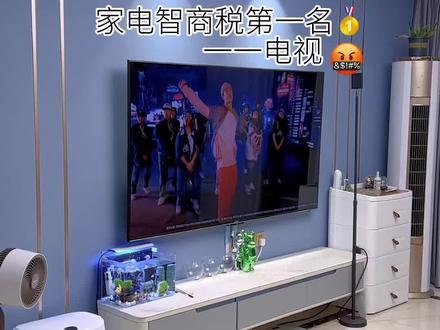 不懂电视各种参数的姐妹们,要怎么选才不会被坑了!?
记住这八句,既能选到心仪的,又不花冤枉钱,说不定还能选到性价比超高的,实在太妙了
1️⃣选Q LED屏,不选LED屏
LED需要背光能耗与效率要比Q L E D差,颜色上QLED由于是数百万个单独二级管独立开关的,相应时间会更短,QLED电视色彩更饱满更真实。
2⃣️选两个HDMl接口以上,不选单HDMI
2.0的当前,带宽容量是18 Gbps ,HDMl 2.1是48Gbps 。HDMl 2.1传输的画面反叛率更高,帧速率也更高,支持VRR(可变刷新频率)是游戏玩家主要考虑的参数
3⃣️选四核处理器,不选双核
四核比双核CPU运行的更快。目前电视机C P U性能排名参考:A73双核>A53四核
4⃣️选RGB真4k,不选RGBW假4K的
真4K包含约830万个像素点,伪4k的有效素只有651万个。真4k帧率可达到60,伪4k只有24-48帧。假4k的色彩稳定性差,视频与游戏上感观差于真4K
5⃣️选有运动补偿,不选普通
运动补偿(MEMC)是通过算法来提升画面整体的流畅度,通过算法处理,可以让原本24Hz,最终让画面不卡顿,不拖延影
6⃣️选带防蓝光,不选普通的
防蓝光护眼电视减少了去短波蓝光,可以防近视白内障等眼部疾病,普通电视没有防蓝光功能,释放的短波蓝光对眼睛伤害比较大,如果家中有小孩、老人,选购防蓝光护眼电视比较好
7⃣️选能关闭广告的或无广告的,不选强制看广告
索尼、三星、松下、TCL、雷鸟、LG、华为、荣耀,目前没有开机广告。海信也有开机广告,但可以联系客服去掉
8⃣️选软屏的,不选硬频
软屏不会漏光硬频普遍会,软屏对比度更高,画质更清晰#电视#选电视 #装修避坑